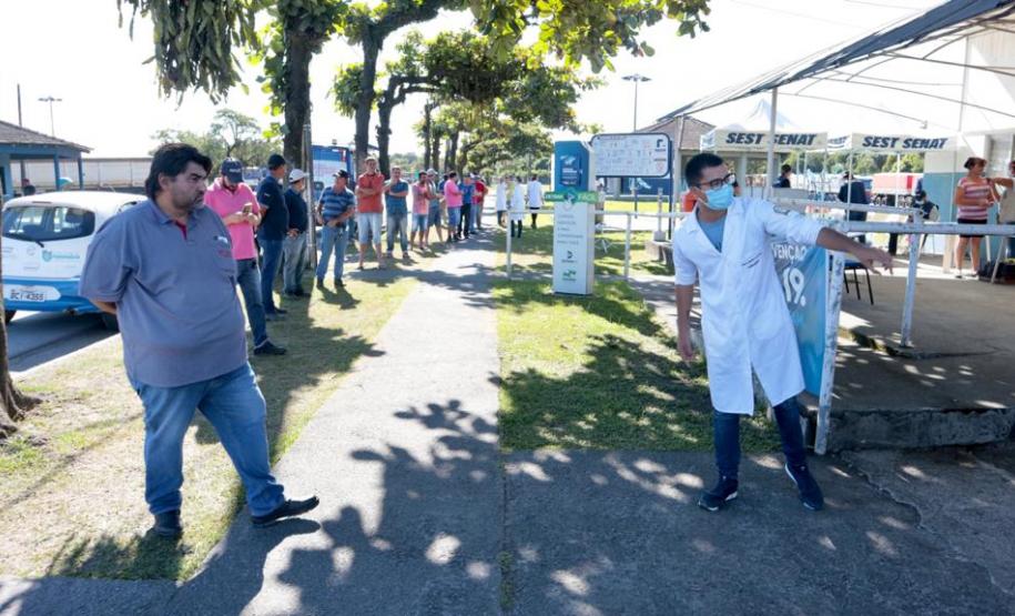 Caminhoneiros recebem vacina contra a gripe no Porto de Paranaguá