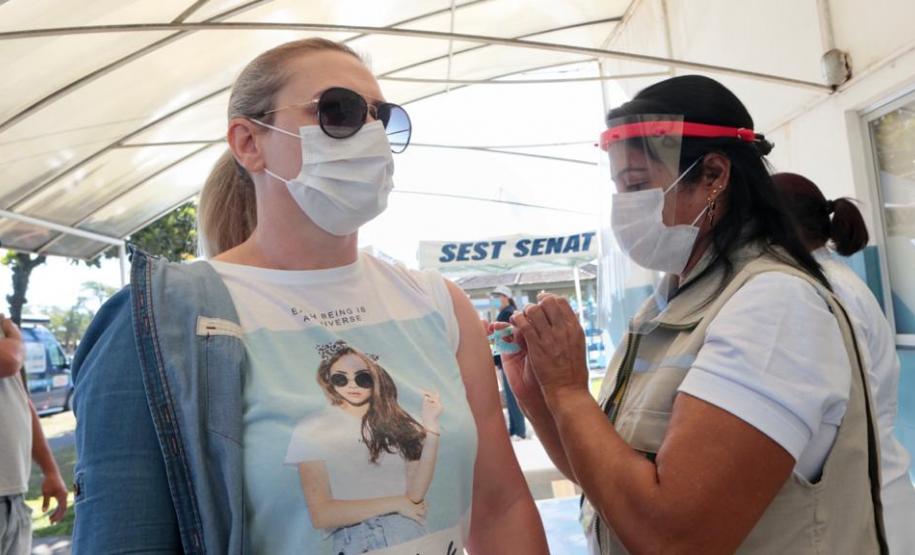 Caminhoneiros recebem vacina contra a gripe no Porto de Paranaguá