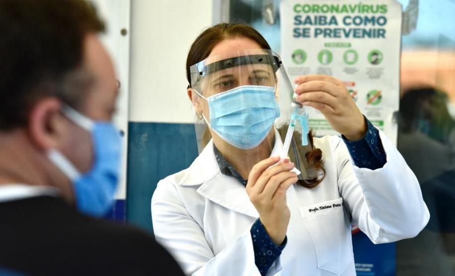 Caminhoneiros recebem vacina contra a gripe no Porto de Paranaguá