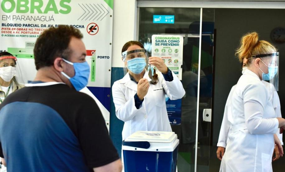 Caminhoneiros recebem vacina contra a gripe no Porto de Paranaguá