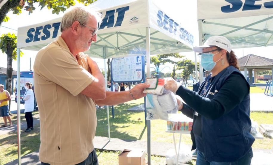 Caminhoneiros recebem vacina contra a gripe no Porto de Paranaguá