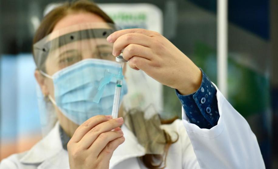 Caminhoneiros recebem vacina contra a gripe no Porto de Paranaguá