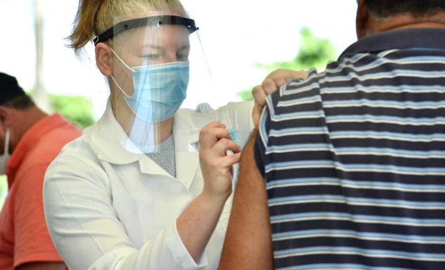 Caminhoneiros recebem vacina contra a gripe no Porto de Paranaguá