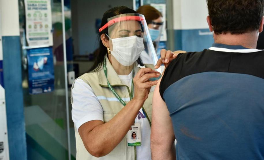 Caminhoneiros recebem vacina contra a gripe no Porto de Paranaguá