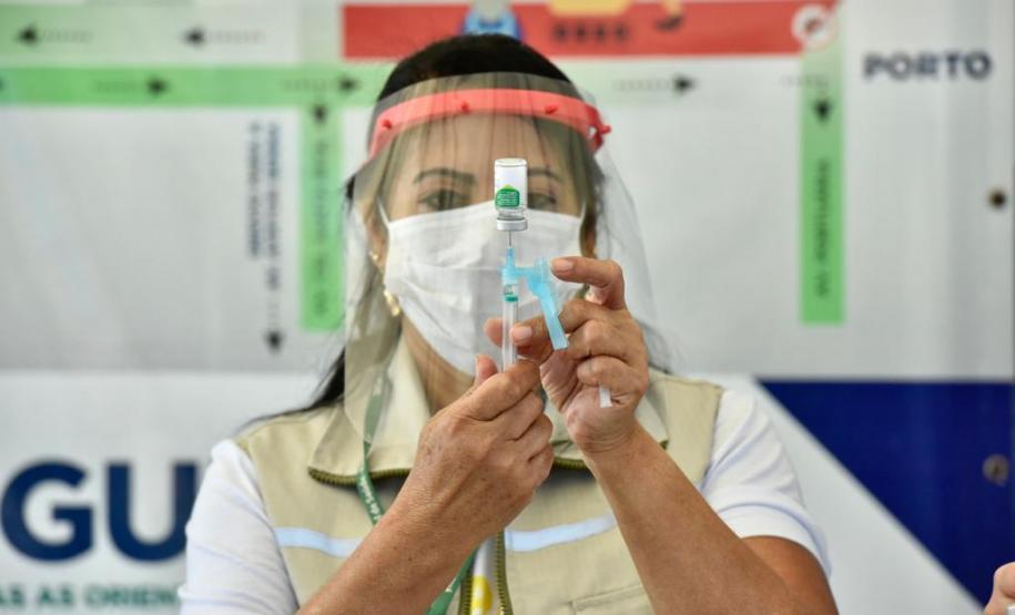 Caminhoneiros recebem vacina contra a gripe no Porto de Paranaguá