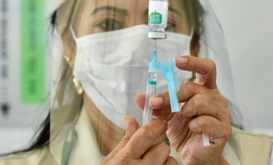 Caminhoneiros recebem vacina contra a gripe no Porto de Paranaguá