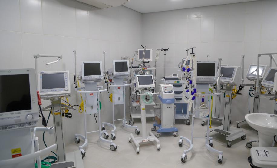 Governo garante 108 novos leitos para o Hospital Universitário de Maringá 24/04/2020 Governador Carlos Massa Ratinho Junior, entrega leitos do Hospital Universitario de MaringaFoto Gilson Abreu