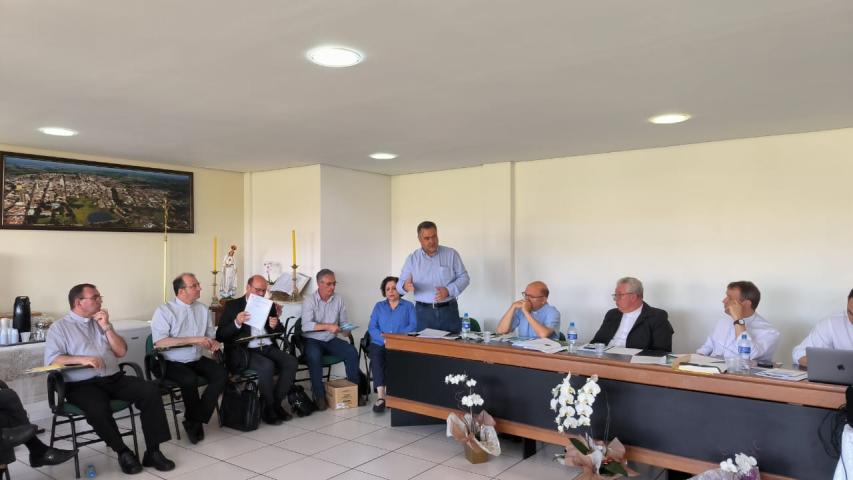 Saúde destaca importância da vacinação em encontro com bispos do Paraná