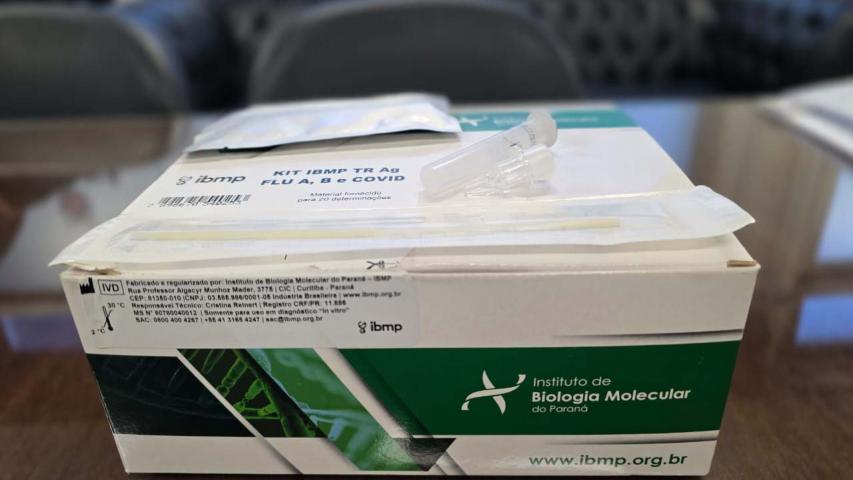 A Secretaria da Saúde do Paraná (Sesa) recebeu um novo lote com 100 mil testes rápidos para detecção de Influenza A, Influenza B e Covid-19. 
