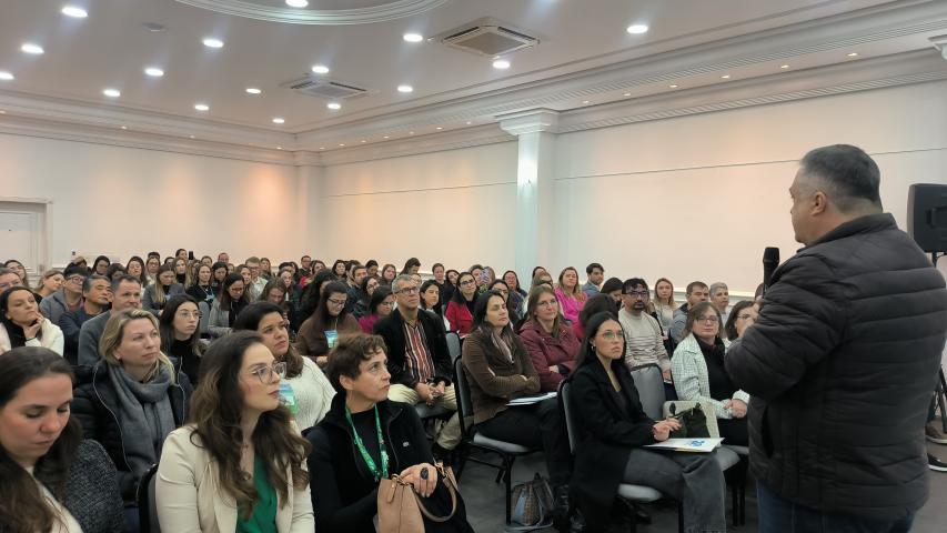 Profissionais debatem avanços na Assistência Farmacêutica durante encontro macrorregional em Curitiba