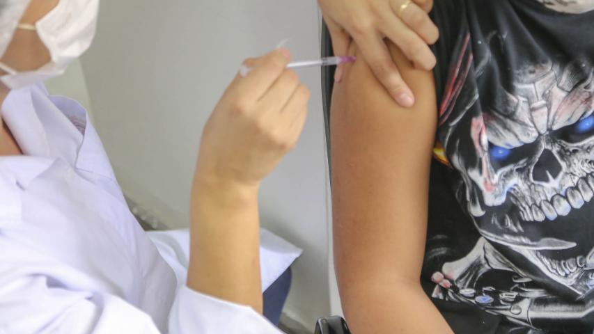 Saúde disponibiliza vacinação de HPV para adolescentes nos 399 municípios do Paraná