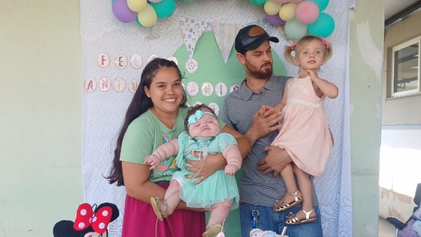 Bebê internada em hospital do Norte Pioneiro ganha festa de aniversário