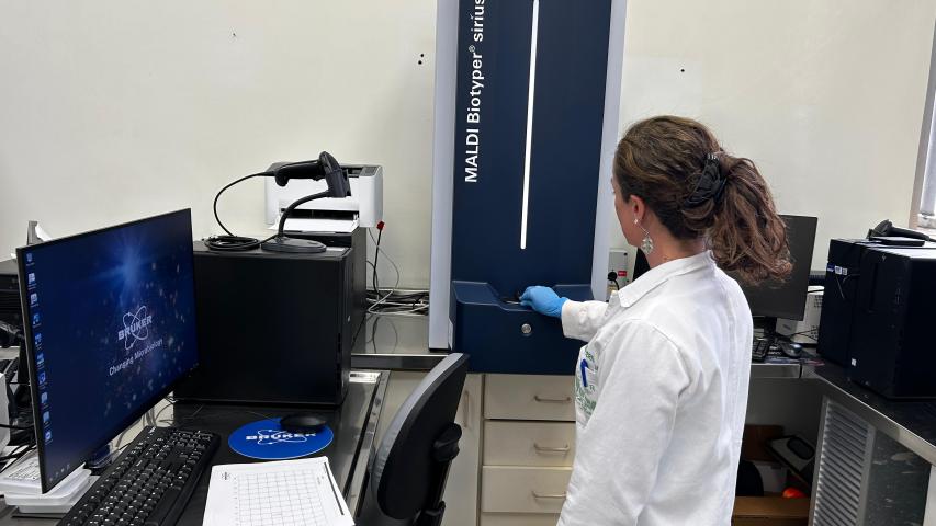 O espectrômetro de massa com tecnologia MALDI-TOF reduz o tempo de espera pelos resultados e possibilita o acesso a um banco de informações utilizado somente por laboratórios de referência
