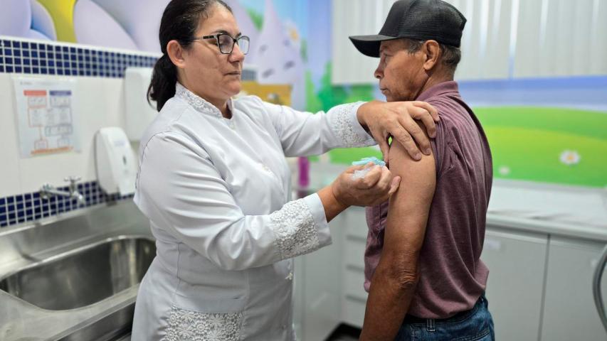 Paraná vacina​ mais de m​eio milhão de pessoas contra influenza e reforça apelo aos grupos prioritários