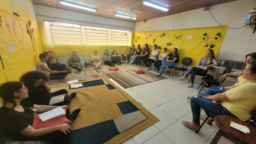 Clube do Livro no Paraná reduz atendimentos em saúde mental entre adolescentes