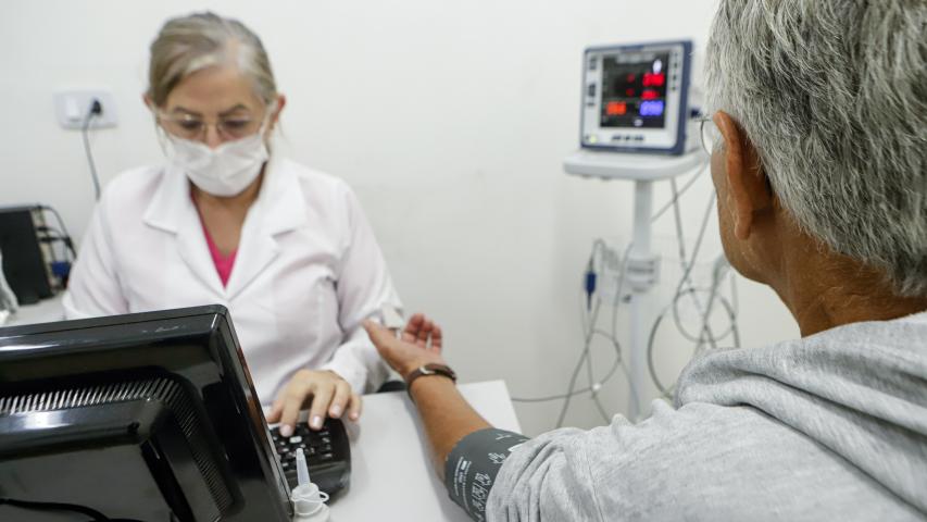 Paraná reforça assistência e conscientização contínua sobre a Doença de Parkinson