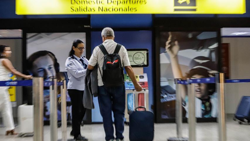 Estado e Anvisa levam vacinação a aeroportos do Paraná com foco na Copa