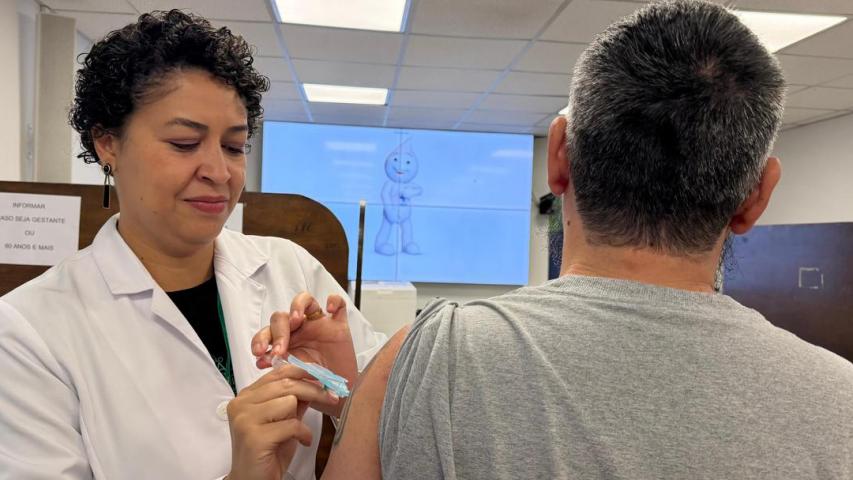 Paraná aplica 1,5 milhão de doses da vacina contra gripe e convoca grupos prioritários